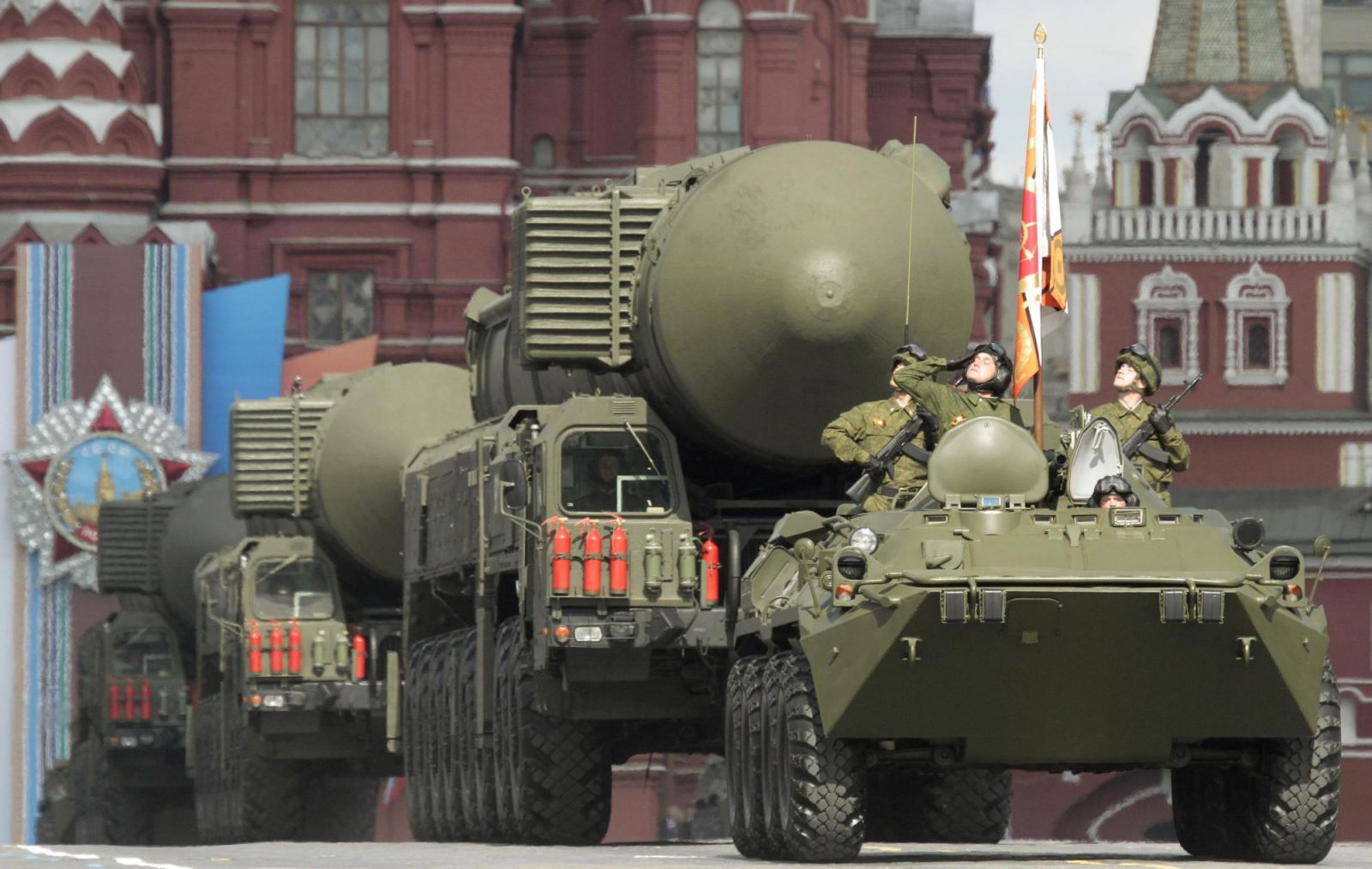 莫斯科举行盛大阅兵式 庆祝卫国战争胜利66周年(图8) 001ec95b71aa0f321a9427.jpg