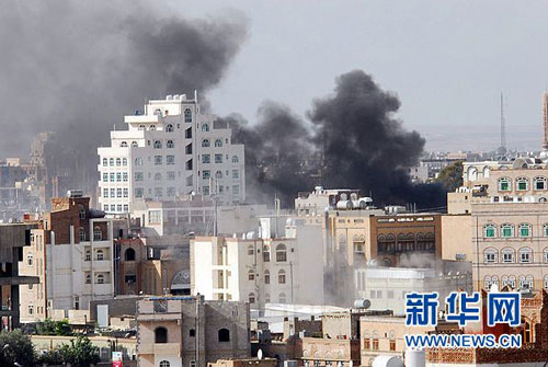 也门首都枪炮声声 市民用铁皮柜堵窗被流弹打穿(图1) U144P4T8D3072206F107DT20110527125802.jpg