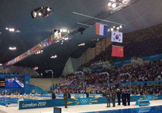 孙杨颁奖仪式意外一幕 中韩国旗竟一下一上(图1) MAIN201207310914000482785144124.jpg