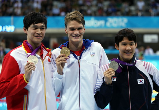 孙杨颁奖仪式意外一幕 中韩国旗竟一下一上(图2) MAIN201207311415000223291191601.jpg