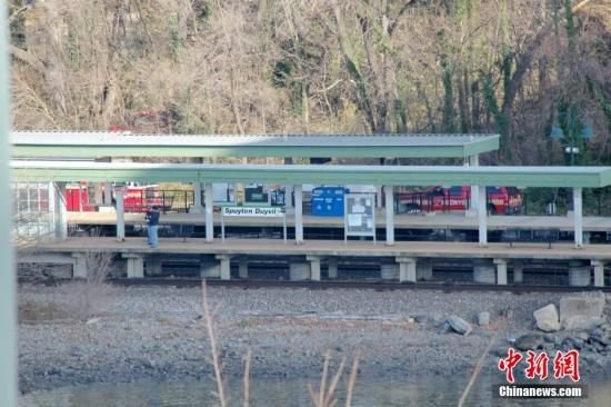 美国纽约列车出轨致4死63伤 目击者称车速过快(图1) 40(1).jpg