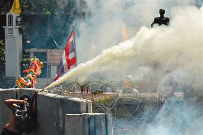 泰国总理英拉重申不动武力 松口可解散国会(图)(图2) 42(1).jpg