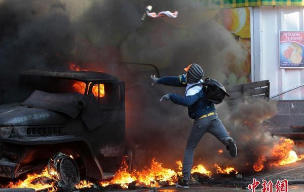 乌克兰开展全国“反恐” 军方向首都派遣空降兵(图)(图2) xes_a22cdc7826bd97259f6af015f97a973e.jpg