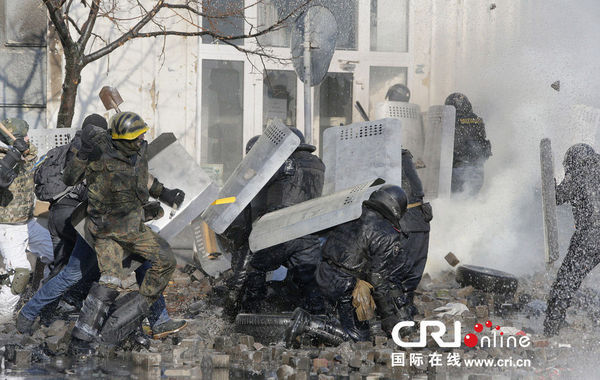 乌克兰开展全国“反恐” 军方向首都派遣空降兵(图)(图1) xes_72298e7f7068e8f15df3e2926f331a8e.jpg