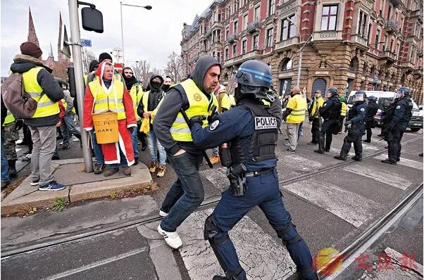 法国“黄背心”运动引暴乱(图2) 41(299).jpg