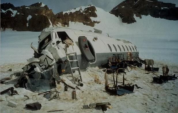 空难之后,他们吃起了同伴尸体(图2) 21(1132).jpg