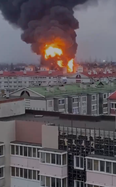 突发!俄罗斯石油基地被乌攻击,8个储油罐起火,一州安全部门进入高度戒备!(图2) 69(97).png