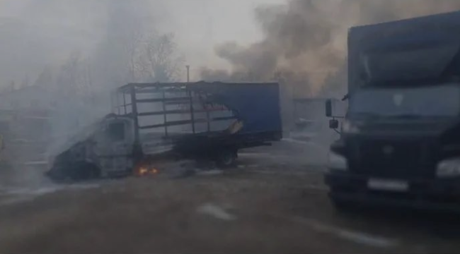 俄罗斯38辆卡车在一夜之间被烧毁,到底是谁干的?(图2) 34(329).png