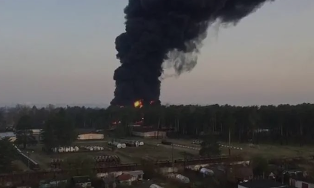 俄罗斯38辆卡车在一夜之间被烧毁,到底是谁干的?(图5) 37(296).png