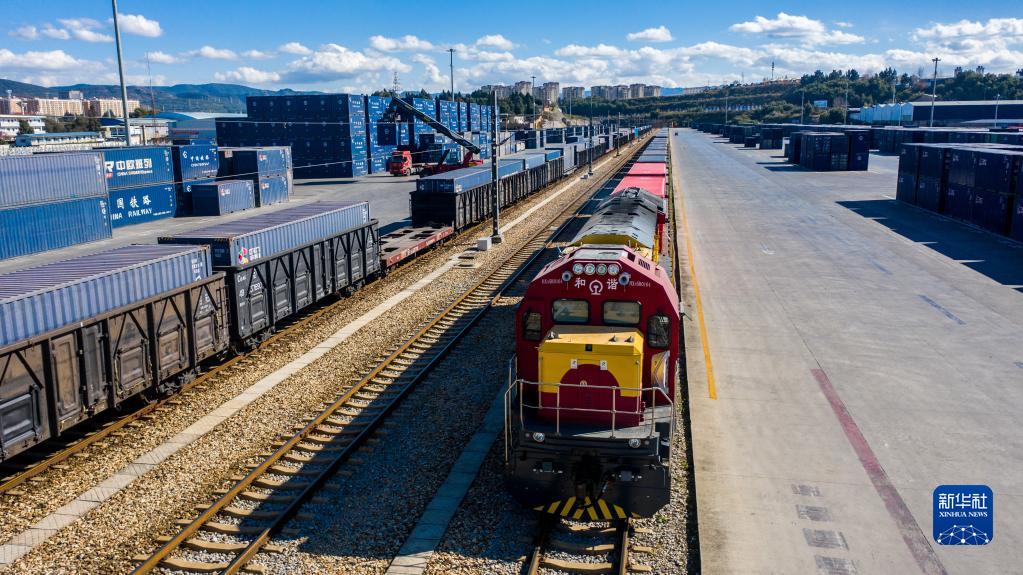 同行天下大道 共创光明未来——写在习近平主席即将出席二十国集团领导人第十七次峰会和亚太经合组织第二十九次领导人非正式会议并对泰国进行访问之际(图2) 1129124068_16682580629721n.jpg