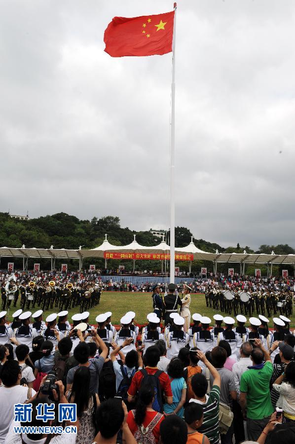 驻港部队开放昂船洲军营与市民共庆祖国62周年华诞(图1) 122115397_11n.jpg