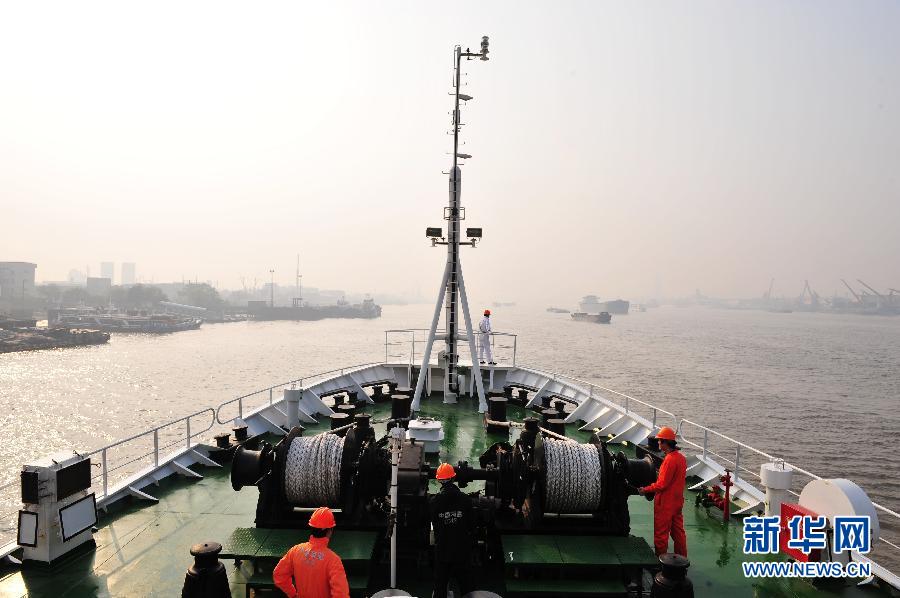 中国海监综合能力最强“中国海监50”号启程首航(图3) 122416653_31n.jpg