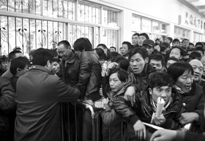 铁道部回应网络购票难 建议乘客尝试不同购票方式(图1) U124P4T8D3578143F107DT20120104025331.jpg