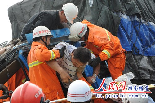 京珠高速湖南境内22台车辆追尾 多人伤亡(图1) 12721694558951567946.jpg