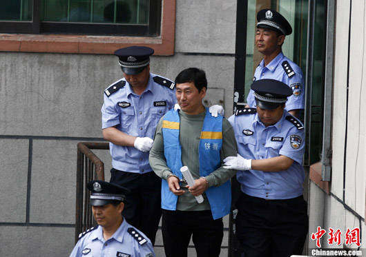 涉足球系列案件宣判 谢亚龙南勇均被判刑10年半(图1) U90P4T8D3959978F107DT20120613133006.jpg