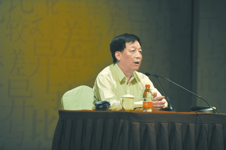 易中天:我不愿当公共知识分子 别指望我境界多高(图1) F201110240346171761328864.jpg