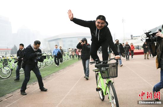 陈光标拟赠台两千辆环保自行车 思考如何低调实现(图1) b64e1f6f37924e789e89b4722e76258f.jpg