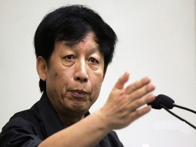 易中天:教授必须要有底线 不能和学生争女朋友(图1) 2008092692613799.jpg