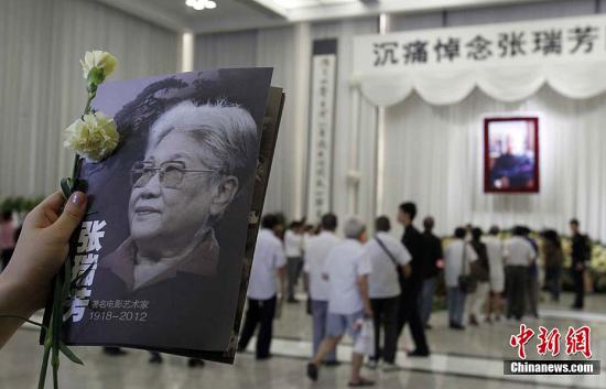 上海千人送别“永远的李双双”张瑞芳(图1) 6153bfca723d40a1b4207c5922d9aac7.jpg