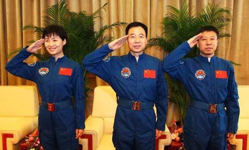 神九航天员写感言 刘洋称倍感光荣与自豪(图1) U303P4T8D4033260F107DT20120715140700.jpg