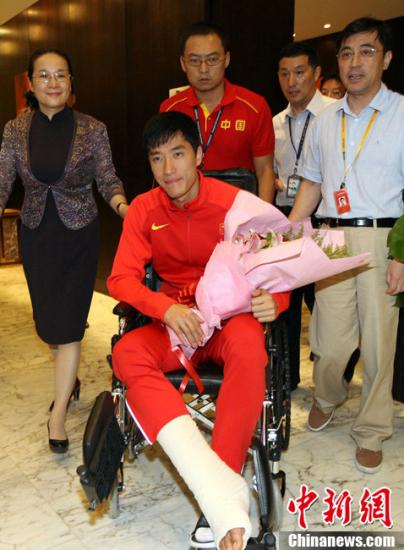 刘翔返回上海一脸轻松 飞人透露两个月后可慢跑(图1) 86a8c43874ef4fa79875ab43815c95f7.jpg