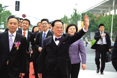 曾荫权:打击双非孕妇不是不欢迎内地人来香港(图1) 1704913840.jpg