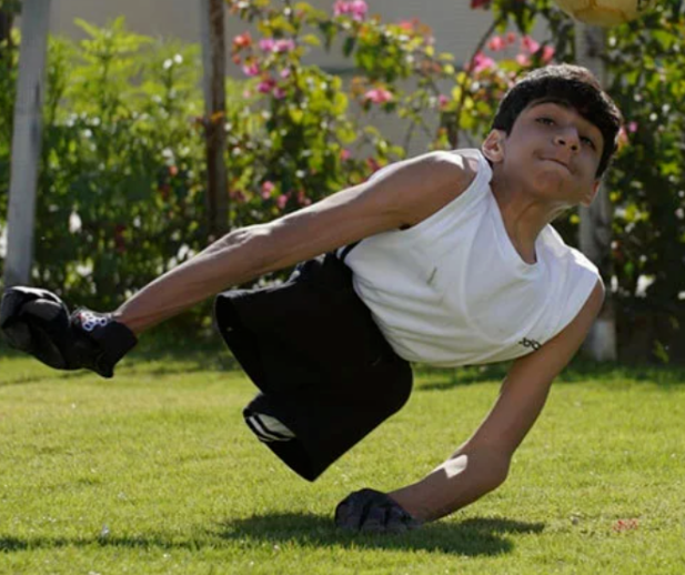 世界杯开幕式上的“半身男孩”是谁?(图15) 36.png