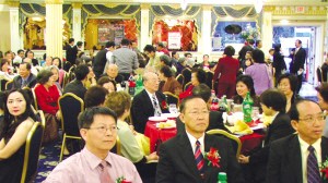 洛杉矶华人重视母亲节 中餐馆推陈出新忙促销(图)(图1) 121380844_11n.jpg