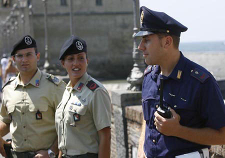 意大利华媒:保障海外华人安全不能只靠私家保安(图1) 121402385_11n.jpg