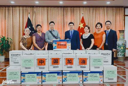 世界华人联谊会执行会长、世界华人报世界华人网副社长王艳红等侨领捐款物(图1) 70.png