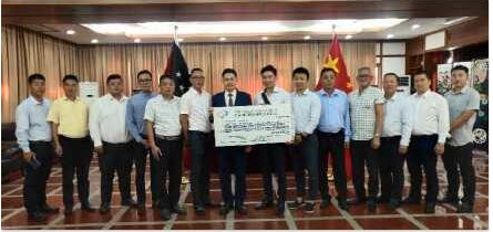 世界华人联谊会执行会长、世界华人报世界华人网副社长王艳红等侨领捐款物(图2) 71.png