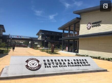 世界华人联谊会执行会长王艳红组织华人社团参与巴新教育事业(图1) 75.png