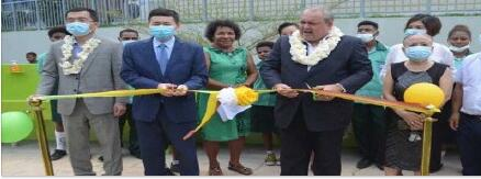 世界华人联谊会执行会长王艳红组织华人社团参与巴新教育事业(图2) 76.png