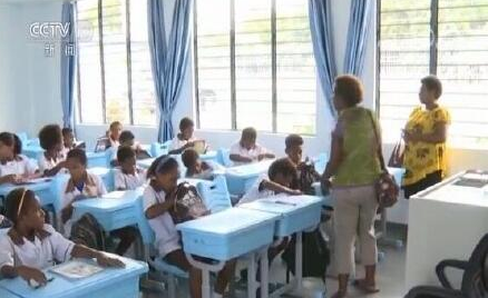 世界华人联谊会执行会长王艳红组织华人社团参与巴新教育事业(图3) 77.png