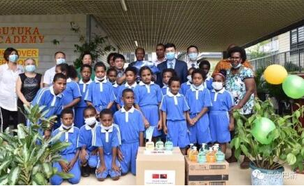 世界华人联谊会执行会长王艳红组织华人社团参与巴新教育事业(图4) 78.png