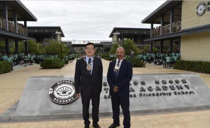 世界华人联谊会执行副会长兼巴新分会长王艳红应邀出席中国大使馆代表深圳市向布图卡学园转交捐赠文体用品仪式(图1) 20.jpg