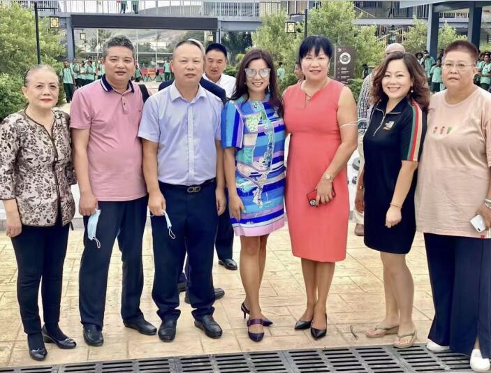 世界华人联谊会执行副会长兼巴新分会长王艳红应邀出席中国大使馆代表深圳市向布图卡学园转交捐赠文体用品仪式(图2) 21.jpg