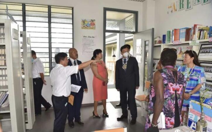 世界华人联谊会执行副会长兼巴新分会长王艳红应邀出席中国大使馆代表深圳市向布图卡学园转交捐赠文体用品仪式(图5) 22.jpg