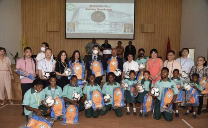 世界华人联谊会执行副会长兼巴新分会长王艳红应邀出席中国大使馆代表深圳市向布图卡学园转交捐赠文体用品仪式(图6) 23.jpg