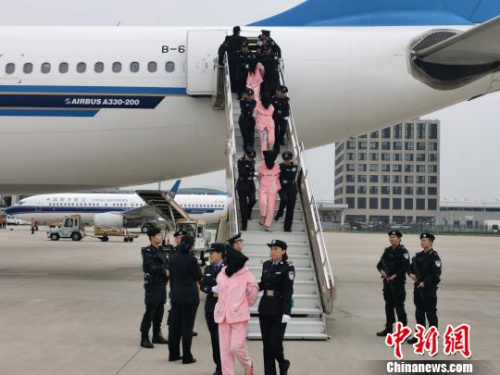 10月15日,河南公安机关将136名电信网络诈骗犯罪嫌疑人从老挝押解回国,涉及国内多省市区的1200余起电信网络诈骗案件成功告破。 刘鹏 摄 10月15日,河南公安机关将136名电信网络诈骗犯罪嫌疑人从老挝押解回国,涉及国内多省市区的1200余起电信网络诈骗案件成功告破。 刘鹏 摄