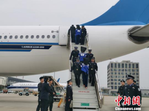 10月15日,河南公安机关将136名电信网络诈骗犯罪嫌疑人从老挝押解回国,涉及国内多省市区的1200余起电信网络诈骗案件成功告破。 刘鹏 摄 10月15日,河南公安机关将136名电信网络诈骗犯罪嫌疑人从老挝押解回国,涉及国内多省市区的1200余起电信网络诈骗案件成功告破。 刘鹏 摄