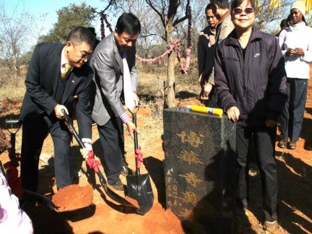 博茨瓦纳华人寺庙“博华寺”奠基 使馆派员出席(图1) 30.jpg