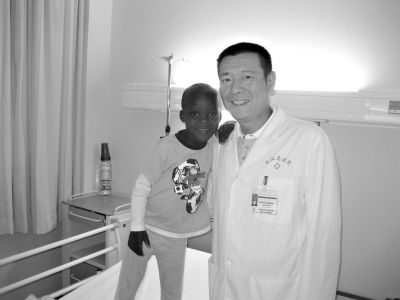 中国军医的非洲传奇:获救男孩用汉语喊他“爸爸”(图1) 40.jpg