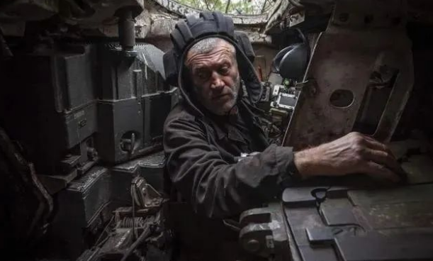 图片 凤凰网原创 防疫政策调整之后,哪些问题是本可以避免的,哪些“代价”和“成本”是不该有的,要事先有考量、预估,并制定好预案。 作者|朱昌俊 媒体评论员 连日来,全国多地密集发布新政策,降低核酸检测的范围和频次。甚至,一些地方直接宣布“非必要不做核酸”。舆论普遍对此给予了积极评价。 但是,一个困扰人的新问题也随之出现,那就是多地在大规模裁撤核酸采样点的同时,一些依然有核酸检测“刚需”的(图4) 41.png