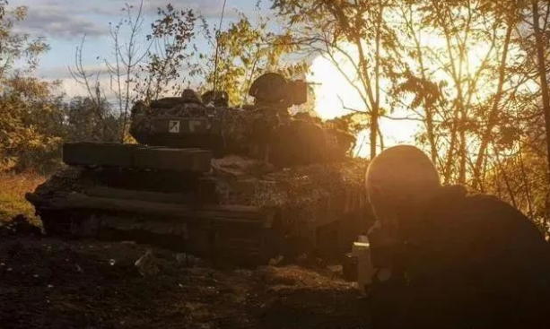 图片 凤凰网原创 防疫政策调整之后,哪些问题是本可以避免的,哪些“代价”和“成本”是不该有的,要事先有考量、预估,并制定好预案。 作者|朱昌俊 媒体评论员 连日来,全国多地密集发布新政策,降低核酸检测的范围和频次。甚至,一些地方直接宣布“非必要不做核酸”。舆论普遍对此给予了积极评价。 但是,一个困扰人的新问题也随之出现,那就是多地在大规模裁撤核酸采样点的同时,一些依然有核酸检测“刚需”的(图5) 42.png