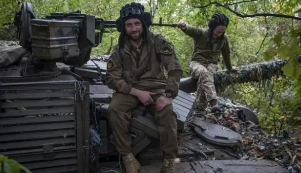 图片 凤凰网原创 防疫政策调整之后,哪些问题是本可以避免的,哪些“代价”和“成本”是不该有的,要事先有考量、预估,并制定好预案。 作者|朱昌俊 媒体评论员 连日来,全国多地密集发布新政策,降低核酸检测的范围和频次。甚至,一些地方直接宣布“非必要不做核酸”。舆论普遍对此给予了积极评价。 但是,一个困扰人的新问题也随之出现,那就是多地在大规模裁撤核酸采样点的同时,一些依然有核酸检测“刚需”的(图6) 43.png