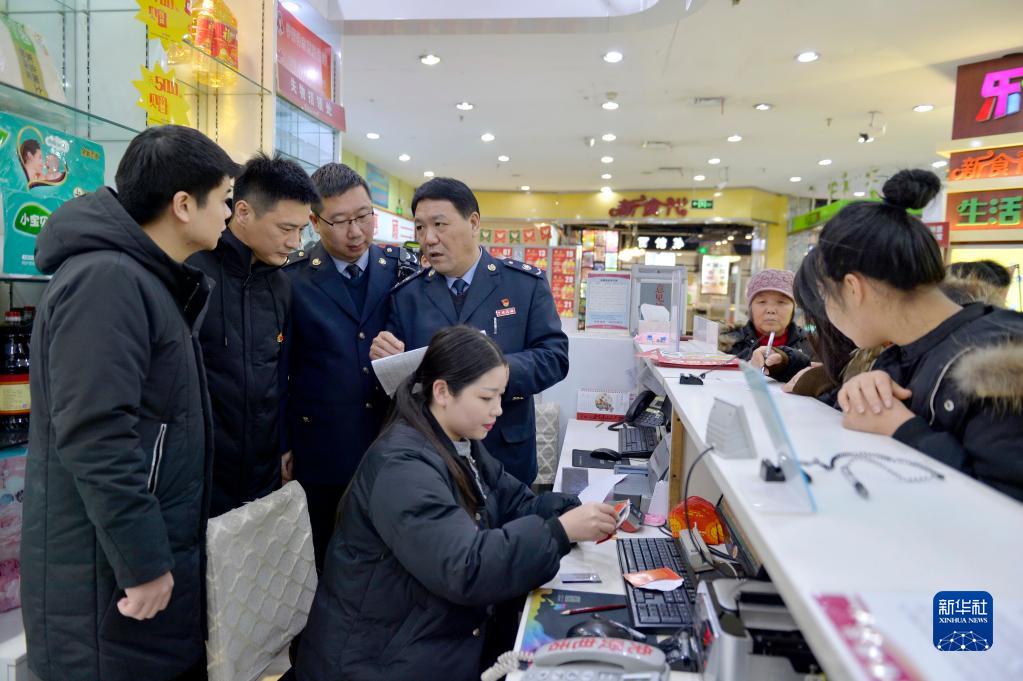 激荡清风正气 凝聚党心民心——以习近平同志为核心的党中央贯彻执行中央八项规定、推进作风建设纪实(图6) 56.jpg