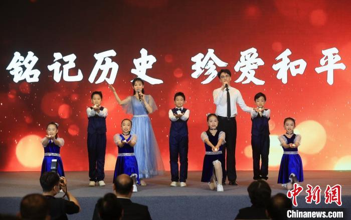 青少年合唱《让世界充满爱》。 泱波 摄 青少年合唱《让世界充满爱》。 泱波 摄