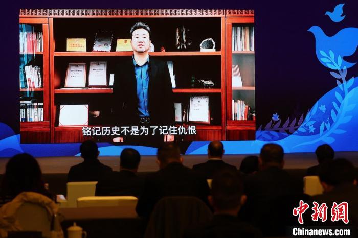 美国、德国、坦桑尼亚、菲律宾、澳大利亚等地的侨胞,通过云上视频发出倡议感言。 泱波 摄 美国、德国、坦桑尼亚、菲律宾、澳大利亚等地的侨胞,通过云上视频发出倡议感言。 泱波 摄