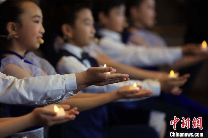 孩子们在传递《和平祈愿书》仪式上演唱歌曲《让世界充满爱》。 孩子们在传递《和平祈愿书》仪式上演唱歌曲《让世界充满爱》。